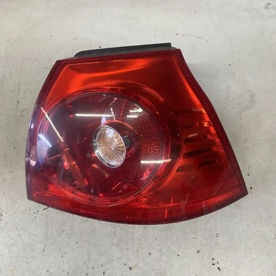 2004 VOLKSWAGEN GOLF ВОДИТЕЛЬ ЗАДНИЙ ПРАВЫЙ ЗАДНИЙ ФОНАРЬ 1K6945096E - Изображение 1 из 4