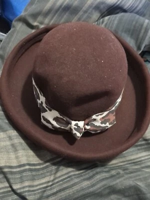 Sombrero Betmar Marrón Lana Fieltro Iglesia Derby Chetah Estampado Bufanda Sombrero Banda De Colección A40 Foto 1 de 4