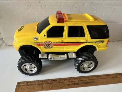 Vintage Matchbox MBFD Ford Expedition Yellow Emergency Vehicle Truck 1/24 - Image 1 of 4