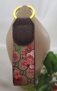 Schlüsselanhänger genarbtes Leder Blumenmotiv 4" L goldfarbene Hardware neu ohne Etikett - Bild 1 von 4
