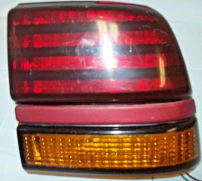 Luz trasera Pontiac Sunbird 1992-1994 lado del pasajero muy buen estado // Foto 1 de 4