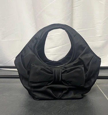 Mini bolso de mano Kate Spade elegante de nailon con lazo negro Foto 1 de 4