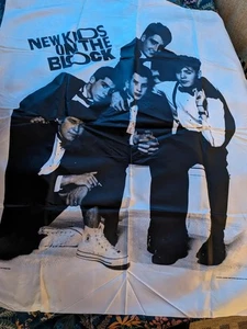 NUOVO ARAZZO SETA KIDS ON THE BLOCK GRANDE 39" X 45" VINTAGE 1989 BIG STEP NKOTB - Foto 1 di 7