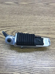 SUZUKI KATANA GSX750F 1998-2006, REPOSAPIÉS DELANTERO PARTE IZQUIERDA #43520-20C00 - Imagen 1 de 8
