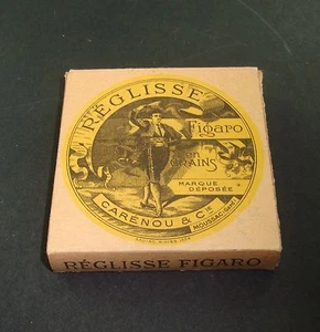 ANCIENNE BOITE REGLISSE FIGARO CARENOU cie MOUSSAC PLEIN BONBON SWEET BOX OLD B - Picture 1 of 1