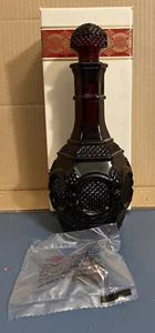 Vintage Avon 1876 Cape Cod Rubinrot Glas Wein Dekanter Schaumbad. Neu im Karton. - Bild 1 von 9