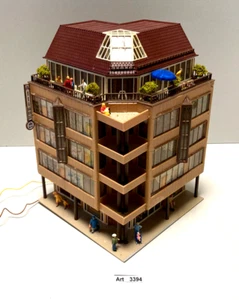Vollmer 43800 H0 City Eckhaus mit Beleuchtung und 13 Preiser Figuren, 1:87 - Bild 1 von 9