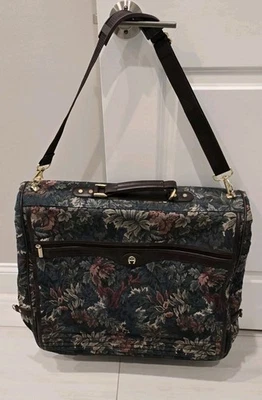 Bolso de ropa Etienne Aigner tapiz floral y cuero Foto 1 de 4