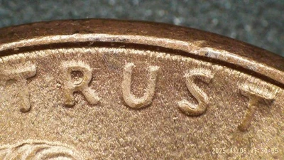 2004 D Lincoln Memorial Penny with Grease Strike Thru. Buy & get a free coin. - Image 1 of 4