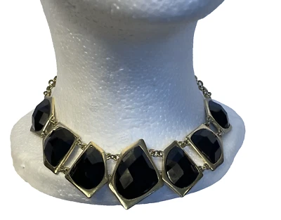 Cadena en tono dorado con 7 piedras sintéticas facetadas negras geométricas grandes en biseles Foto 1 de 4