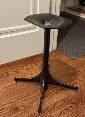 Soporte de pedestal George Nelson para cajón miniatura de 6 cajones Foto 1 de 4