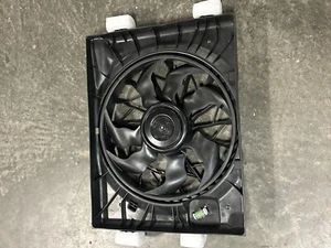 Conjunto de motor ventilador radiador izquierdo Hyundai Santa Fe 2010-2012 negro - Imagen 1 de 3