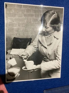 SHIRLEY WILLIAMS AT POTTERS BAR   PRESS PHOTO  24/18 CM - Picture 1 of 3