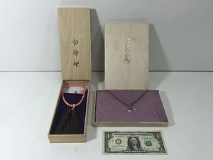 New Chinese Pearl Bracelet and Traditional Purse presented in Wooden Boxes - Picture 1 of 8
