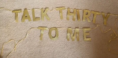 Estandarte Talk Thirty to Me - Estandarte de cumpleaños 30 - Letrero de brillo dorado Foto 1 de 3