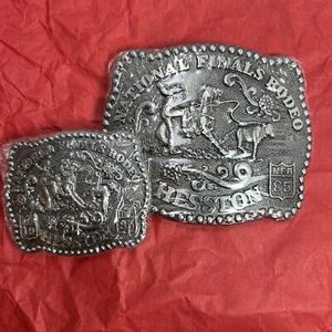 Hesston NFR 1985 passendes Set für Erwachsene und Jugendliche! Neu! Papa/Mama und ich Schnallen! - Bild 1 von 3