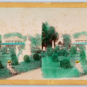 um 1880 Junge sitzend unbekannt Park farbige Bäume Gebäude handgetönt Stereoansicht - Bild 1 von 3