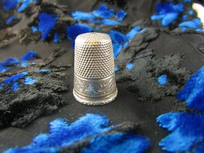 ancien de a coudre en argent poinconné XIXe guirlande de feuilles - Photo 1/2