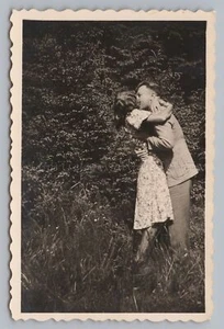 Frau und Mann küssen sich - Kuss Liebe - altes Foto 1930er 1940er - Picture 1 of 2