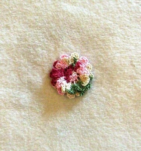 Aplique de flor de mamá de ganchillo verde y malva variado de 2 capas costura X pequeña - Imagen 1 de 2