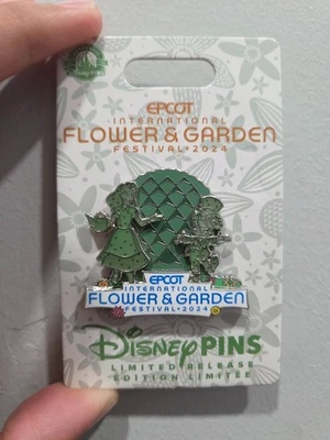 Prendedor topiario del Festival de Flores y Jardines de Epcot de los Parques Disney 2024 La Bella y la Bestia Foto 1 de 2