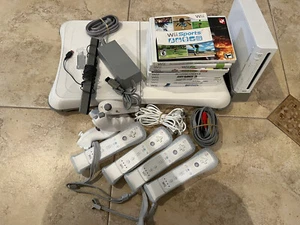 NINTENDO WII CONSOLE 4 PLAYER CONTROLLERS AND GAMES - Picture 1 of 6
