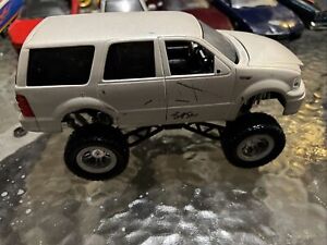 Jada 1/24 High Profile 2003 Ford Expedition white damaged