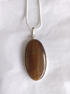 Colgante ovalado ojo de tigre en cadena chapada en plata de ley de 18 pulgadas. Hecho a mano Foto 1 de 4