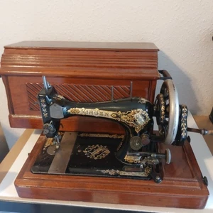 Antique 1900 Singer 28K Hand Crank Sewing Machine in Wooden Coffin Case M295685 - Picture 1 of 16