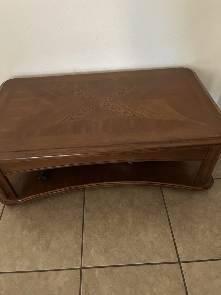 Коричневый стол для гостиной большой я очень хорошее состояние товара - Изображение 1 из 1