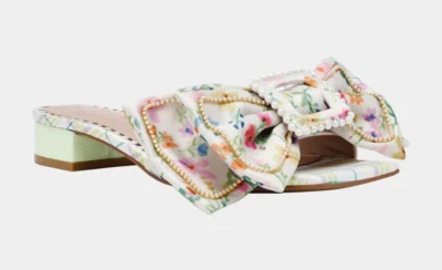 Sandalia para mujer Betsey Johnson granate punta cuadrada nueva en caja en Ditsy natural Foto 1 de 4