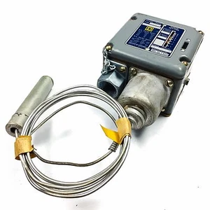 9025-BCW-34 Square D Temperature Switch - Picture 1 of 1