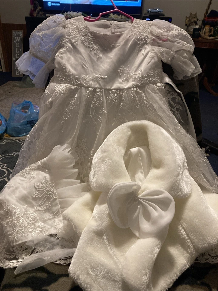 Vestido de vacaciones para niñas pequeñas con capó de encaje y chal de piel 2T ¿24 meses? Crema Foto 1 de 4