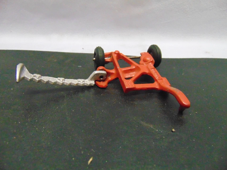 Accesorio modelo tractor rojo metal vintage combinado #9825 5" x 3 1/2" Foto 1 de 4