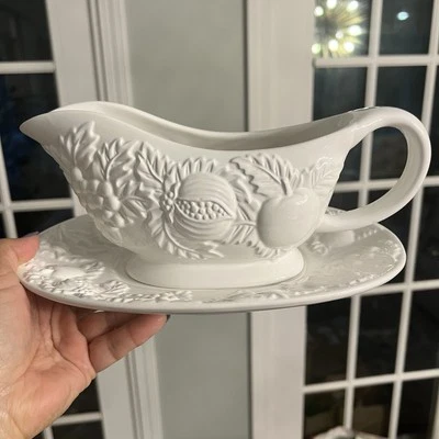 Gibson Grande Blanco Cerámica Gravy Boat y Bajo Plato Diseño Fruta Elevada Foto 1 de 4