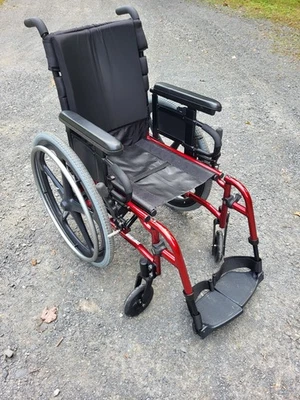 Silla de ruedas Quickie de Sunrise, roja, ligeramente usada, ajustable. Foto 1 de 4