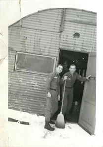 Foto instantánea en blanco y negro 1960 soldados del ejército de Estados Unidos y escoba 127o batallón de señales de Corea - Imagen 1 de 2