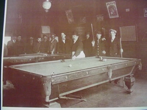 Tarjeta fotográfica sepia salón de billar reimpresa siglo XX - Imagen 1 de 1