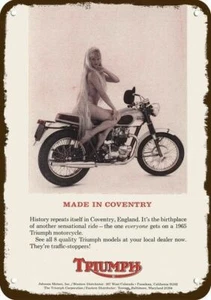 1965 TRIUMPH MOTORCYCLE COVENTRY Sexy Woman Pin-Up DECORATIVE REPLICA METAL SIGN - Bild 1 von 1