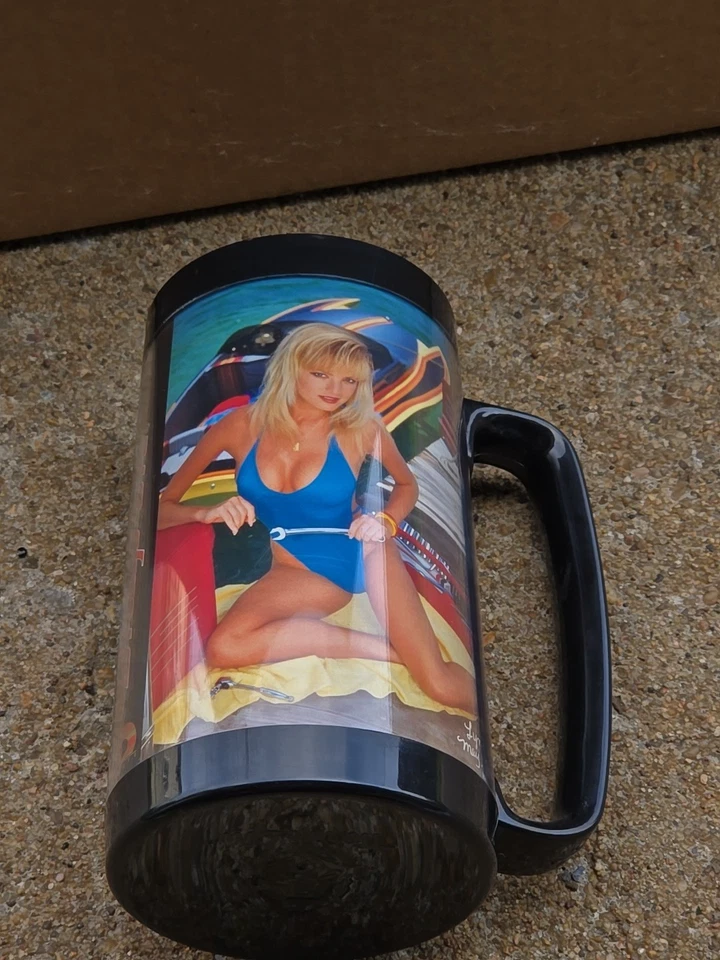 FERRAMENTAS DE ENCAIXE CANECA DE SERVIÇO TÉRMICO PIN UP CALENDÁRIO MENINA Maio/Junho 1990 Lynne - Imagem 1 de 4
