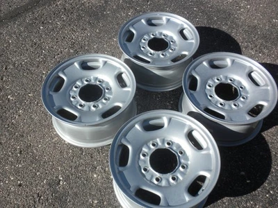 one 17 inches GMC and Chevy 2500 rim, 17 inches 3500 PICKUP wheel original equip Foto 1 de 4