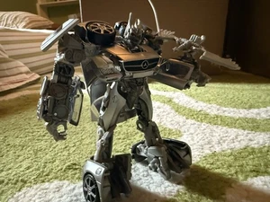 Studio Series 51 Soundwave Laserbeak - Picture 1 of 3