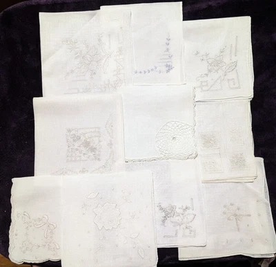 10 lenços vintage com bordado cinza, bordado branco e 1 strass  - Imagem 1 de 4