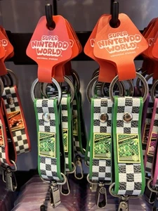 Universal Studios Epic Universe Super Nintendo Mario Kart Yoshi Keychain - Picture 1 of 1