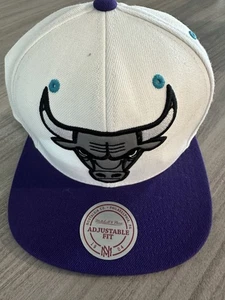 Gorra Mitchell & Ness NBA Chicago Bulls Snapback blanca y púrpura - Imagen 1 de 6