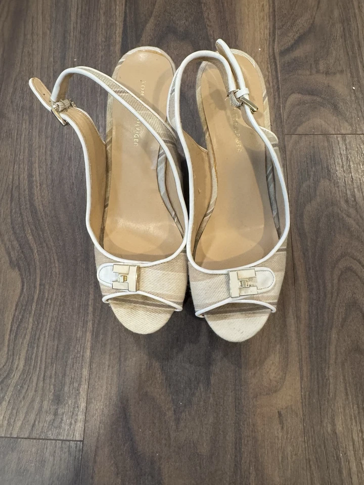 Tommy Hilfiger Mujer US 7.5M Blanco Tostado y Dorado Hebilla Cuña Sandalia 4.5 pulgadas Foto 1 de 4