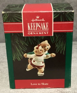 Hallmark 1992 Keepsake Ornament Love To Skate Eislaufen Teddybären - Bild 1 von 2