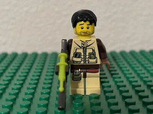 LEGO DINO 2012 HERO - SCOUT WITH TRANQUILIZER GUN MINIFIGURE - Picture 1 of 2