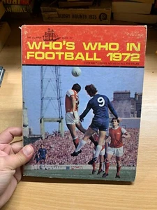 1971 "Quién es quién en el fútbol 1972" Reino Unido fútbol anual libro de tapa dura (P4) - Imagen 1 de 17