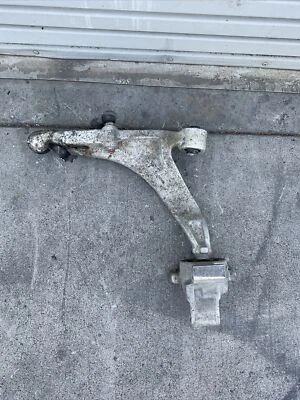 Brazo de control inferior de suspensión delantera izquierda Infiniti FX35 2003-2008  Foto 1 de 4